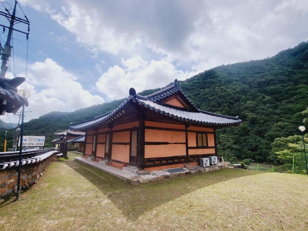 Yeongwol Hwanggung Hanok Pension ภายนอก รูปภาพ